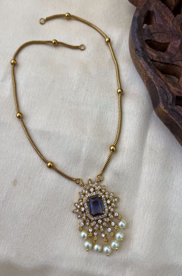 Cetral Stone Pendent Chain