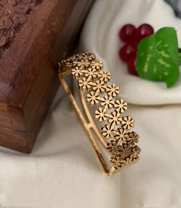 Daisy Flower Bangle