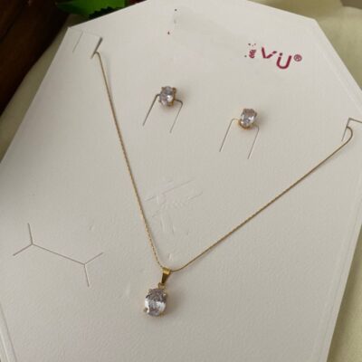 White Daisy Necklace With Earrings