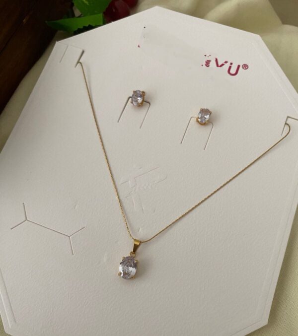White Daisy Necklace With Earrings